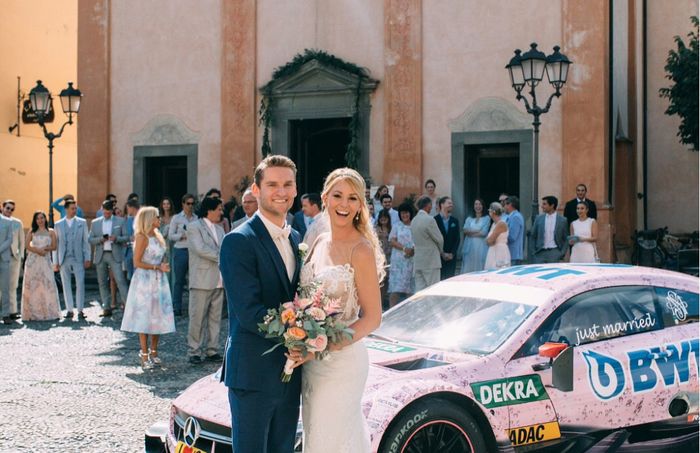 Maro Engel dan Stefanie berfoto di depan mobil pengantin istimewa mereka