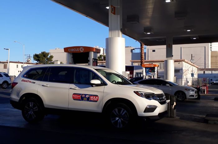 Tim Jelajah Amerika 2018 isi bensin di Las Vegas