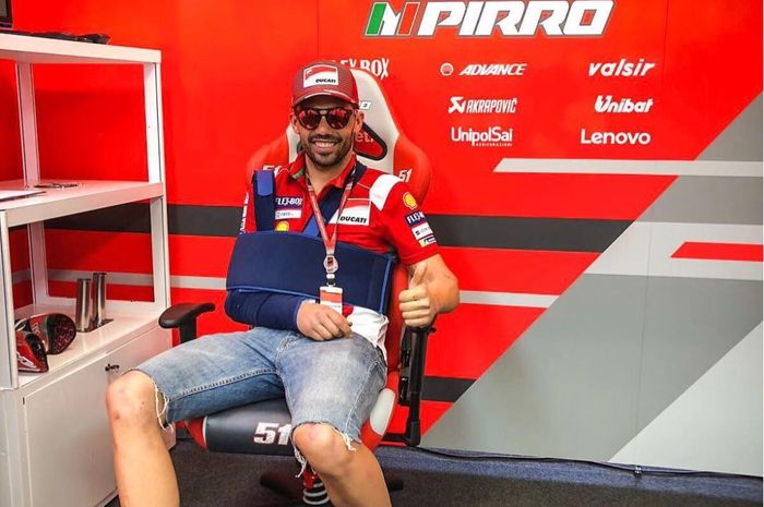 Michele Pirro terlihat berada di paddock Ducati di MotoGP Italia