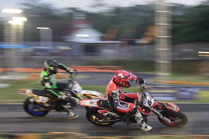 Aksi dua pembalap asal Prancis, Sylvain Bidart (kanan) dan Maxime Lacour, dalam ajang Trial Game Asphalt International Championship di Sirkuit Boyolali, Jawa Tengah, 13 Desember 2019.