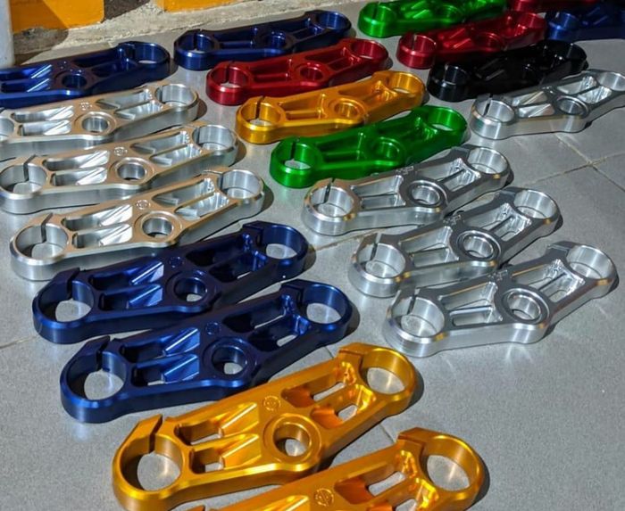 Triple clamp aftermarket garapan 77 Speedshop untuk Ninja ZX-25R, makin sporty