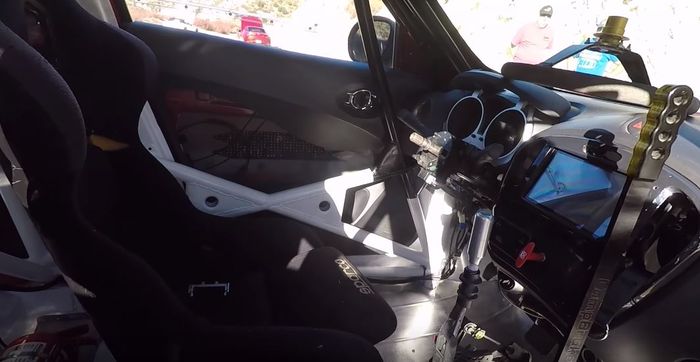 Interior Nissan Juke diubah jadi mobil rally 