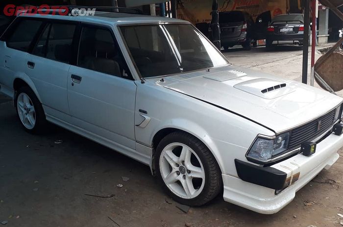 Toyota Corolla DX Wagon dengan modifikasi nyeleneh