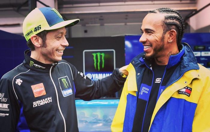 Di MotoGP Qatar, Valentino Rossi dan Lewis Hamilton janjian bertukar kendaraan balapnya?