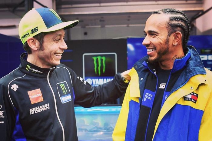 Di MotoGP Qatar, Valentino Rossi dan Lewis Hamilton janjian bertukar kendaraan balapnya?