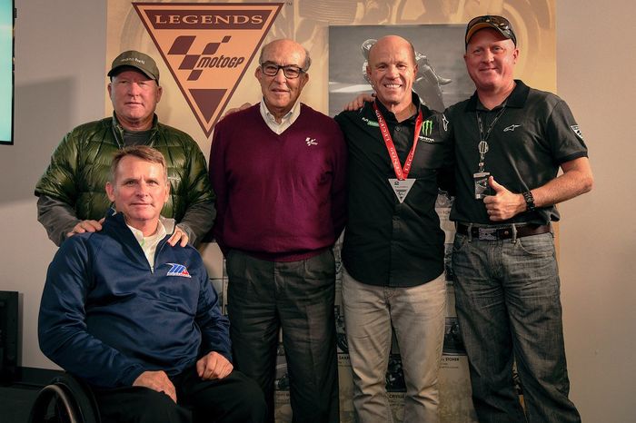 CEO Dorna Sports, Carmelo Ezpeleta (kedua dari kiri) foto bareng legenda MotoGP asal Amerika, dari kiri ke nanan: Kenny Roberts Sr, Randy Mamola dan Kenny Roberts Jr, serta Wayne Rainey (pakai kursi roda)
