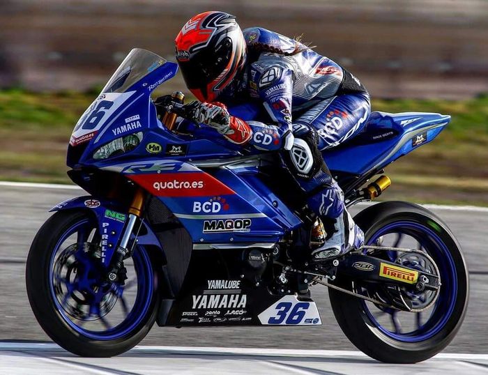 Beatriz Neila menggunakan Yamaha YZF-R3 di balap WorldSSP300 Spanyol