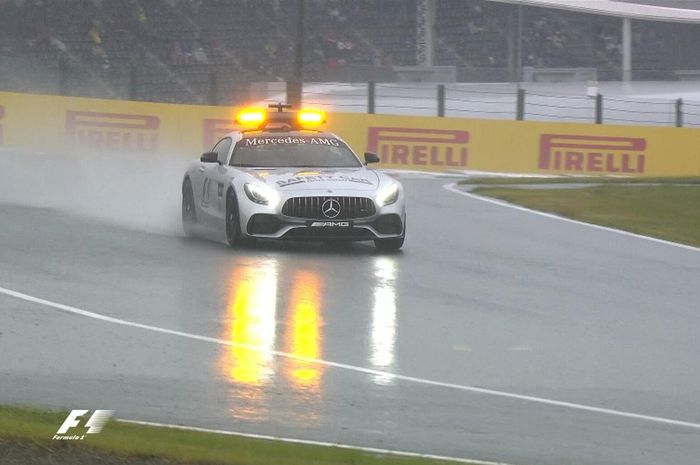Kondisi lintasan di sirkuit Suzuka sangat basah ketika akan dimulai sesi latihan kedua GP F1 Jepang, Jumat siang