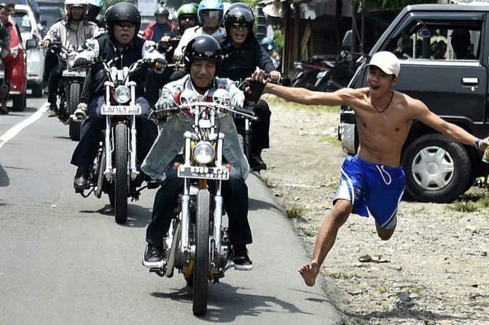 Pria bertelanjang dada terlihat ingin mengejar Jokowi