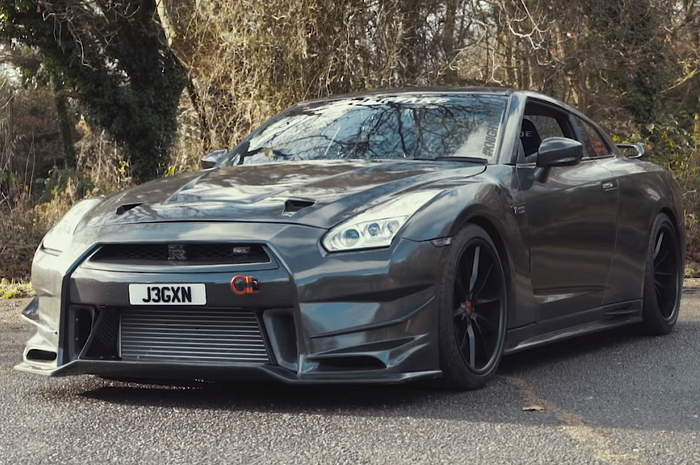 Nissan GT-R R35 pakai bodi full serat karbon