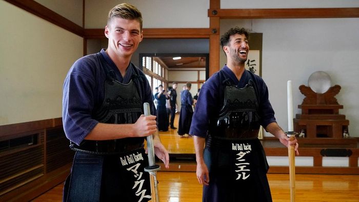 Max Verstappen (kiri) dan Daniel Ricciardo saat berada di sasana Kendo di Shibuya