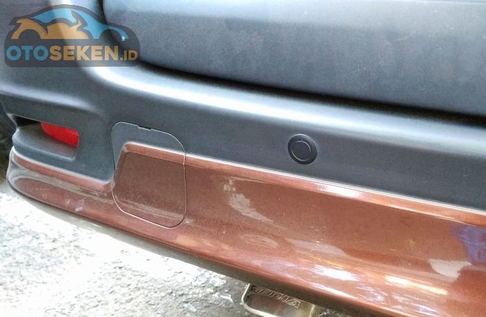Sensor parkir dipasang dengan melubangi bagian bumper belakang mobil.