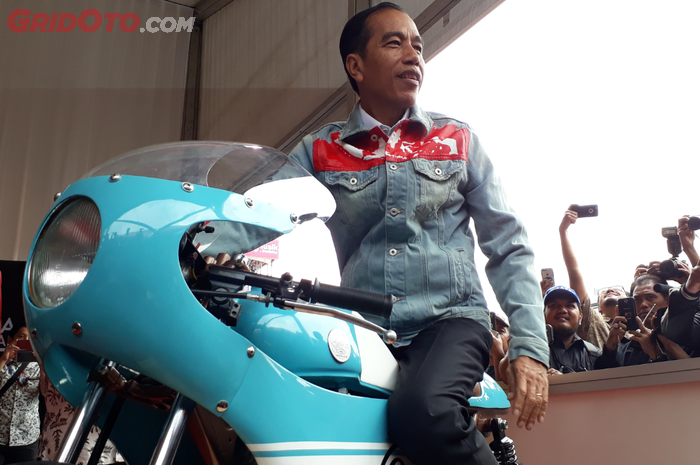Presiden Joko Widodo atau akrab disapa Jokowi saat duduk di motor custom milik putra pertamanya