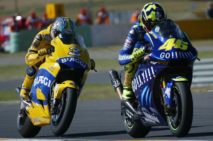 Val;entino Rossi bertarung dengan Max Biaggi