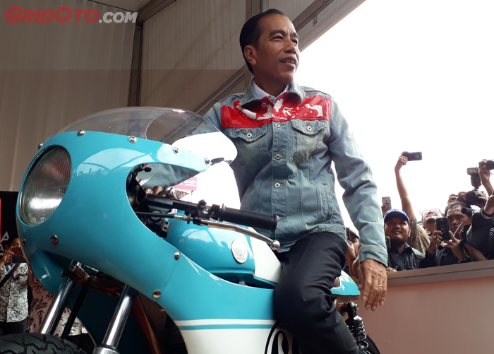 Presiden Joko Widodo atau akrab disapa Jokowi saat duduk di motor custom milik putra pertamanya 