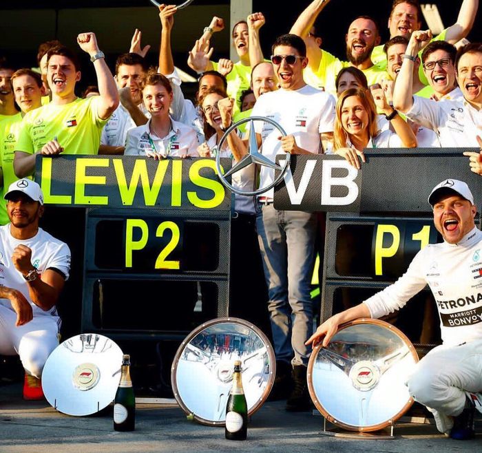 Esteban Ocon (berdiri tengah) saat merayakan sukses tim Mercedes di F1 Australia, bertugas sebagai pembalap cadangan