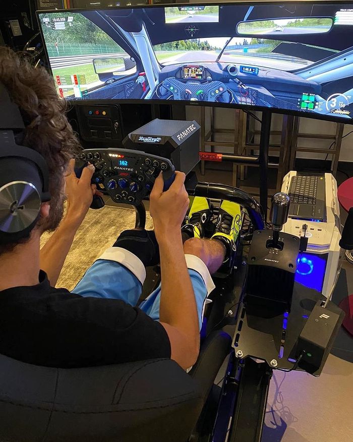 Valentino Rossi lebih suka balapan virtual mobil