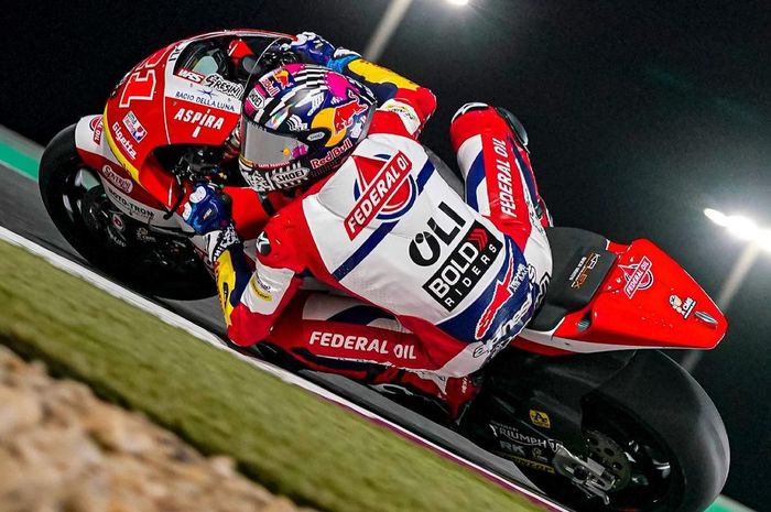 Hasil Moto2 Qatar 2021: Pembalap 'Tim Indonesia' naik podium usai asapi murid Valentino Rossi, Sam Lowes tak terkejar