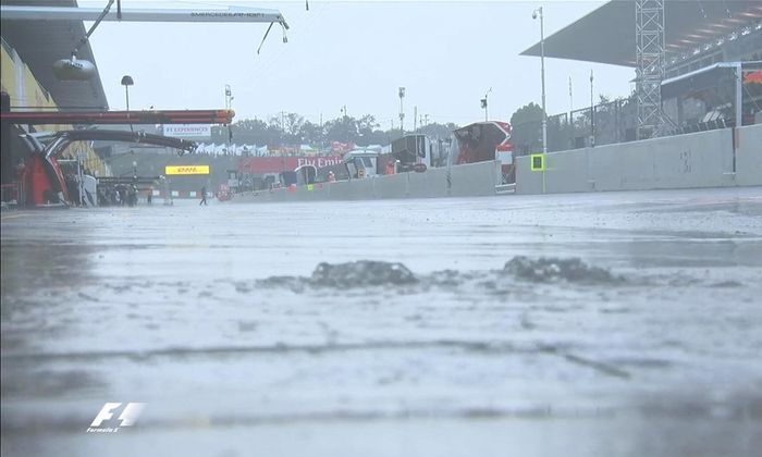 Begini nih penampakan di pit lane depan paddock tim di sirkuit Suzuka pada Jumat siang yang diguyur hujan