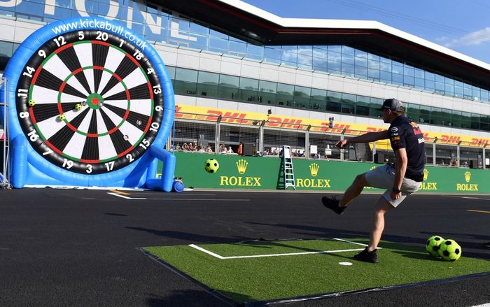 Pembalap tim Red Bull,  Max Verstappen beraksi dengan tendangan kaki kirinya