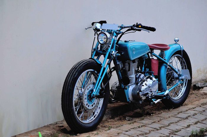 Royal Enfield Classic 500 bergaya bobber klasik