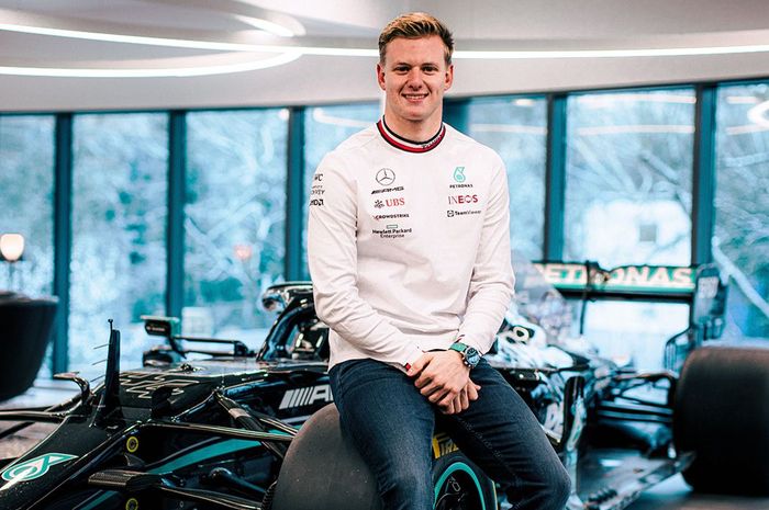 Mick Schumacher yang menjadi pembalap cadangan tim Mercedes, berharap tahun depan kembali balap F1 lagi