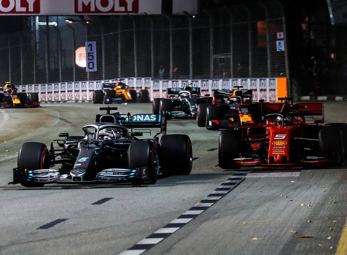 Lewis Hamilton tengah bersaing dengan Sebastian Vettel di F1 SIngapura