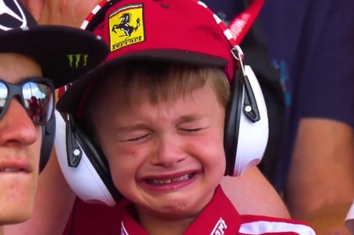Seorang anak kecil penggemar tim Ferrari menangis saat F1 Barcelona