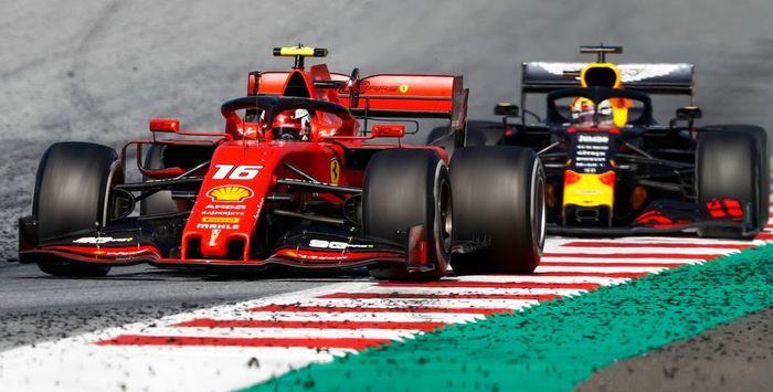 Pembalap tim Ferrari Charles Leclerc dan Max Verstappen dari tim Red Bull bersaing ketat di F1 Austria