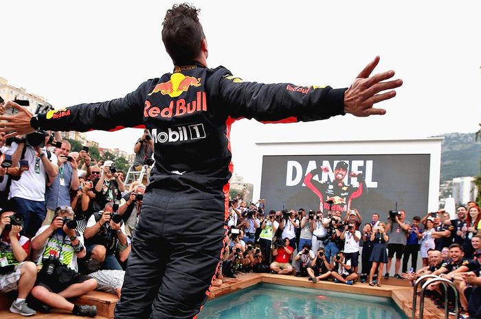 Rayakan kemenangan di GP F1 Monako, Daniel Ricciardo siap-siap menceburkan dirinya ke kolam renang, disaksikan awak media dan kru tim Red Bull