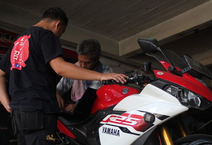 Proses pemasangan connector dari laptop ke ECU motor untuk remapping