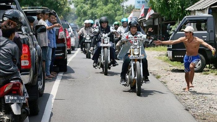 Banyak warga yang memang tengah menunggu Jokowi lewat