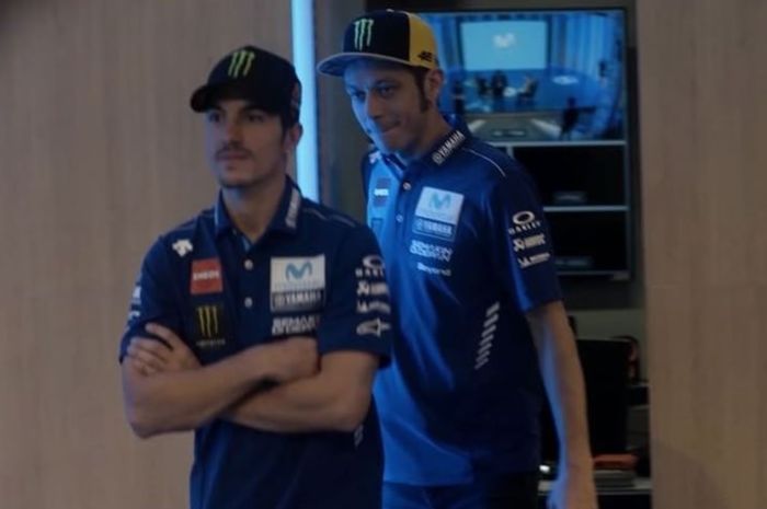 Valentino Rossi dan Maverick Vinales menyanggupi tantangan fans