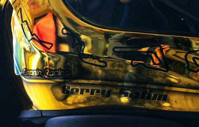 Detail helm KYT emas Gerry Salim