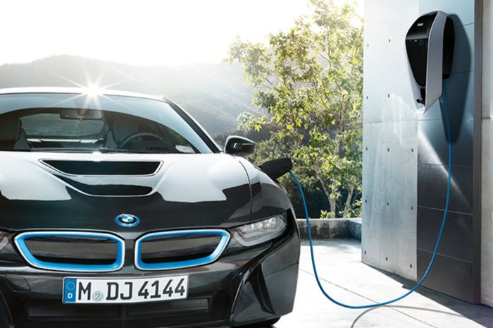 Ilustrasi pengecasan BMW i8 dengan i-Wallbox