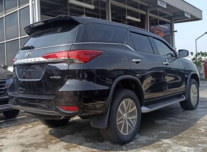 Sisi belakang dan samling Toyota Fortuner old model di dealer