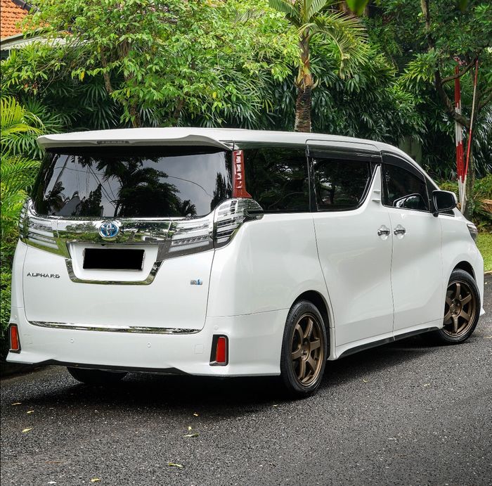 dilihat dari belakang pun Toyota Alphard ini tampil keren dan berbeda