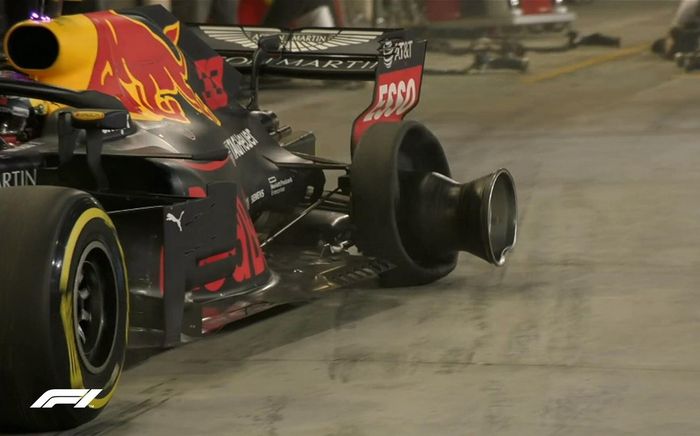 Kondisi ban mobil Max Verstappen usai benturan dengan Hamilton