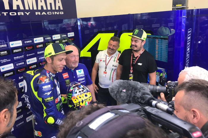 Valentino Rossi pamer helm baru di MotoGP San Marino 2018