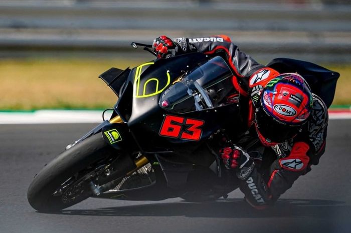 Francesco Bagnaia pakai Ducati Panigali V4S