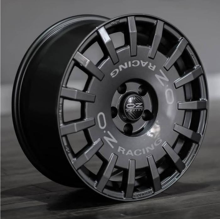 OZ Rally Racing tersedia dalam ukuran 18 dan 19 inci