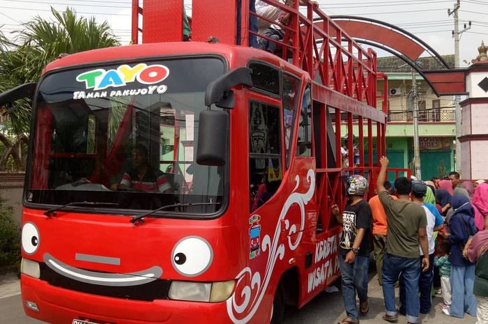 Bus Tayo yang ada di Taman Pakujoyo, Sukoharjo