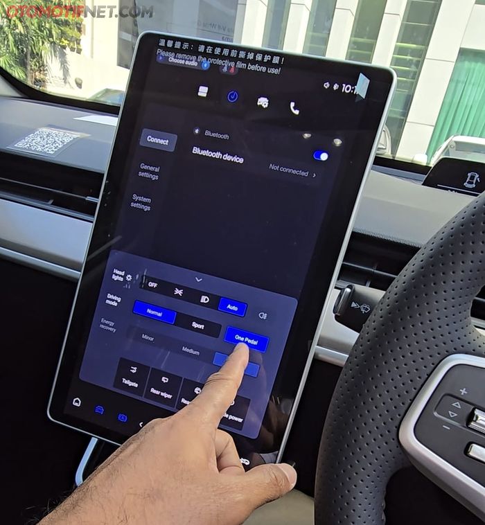 Pengaturan mode berkendara dan fitur One Pedal dilakukan lewat layar head unit 