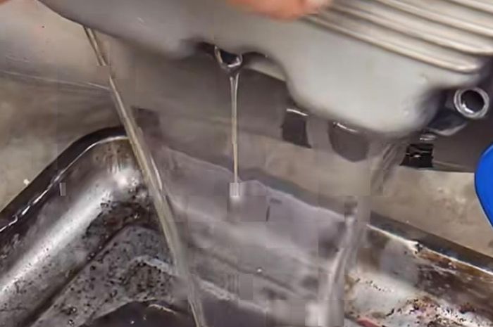 Lagi viral oli mesin motor 2-tak masih bening walaupun digunakan lama 