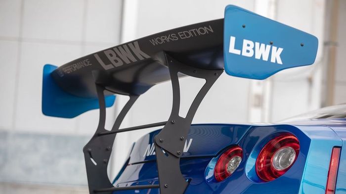 Sayap belakang terpasang pada Nissan GT-R R35 Liberty Walk