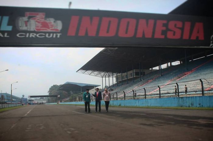 Presiden Joko Widodo saat mengunjungi sirkuit Sentul, ditemani Tinton Soeprapto dan Ananda Mikola