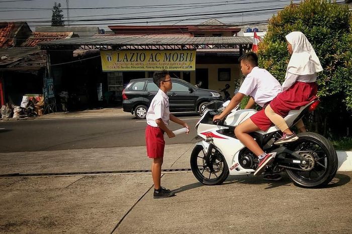 Bocah SD yang boncengan naik Suzuki GSX-R150