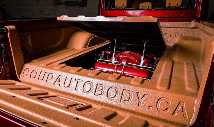 Bak belakang Jeep Gladiator dicustom rapi berwarna coklat