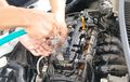 Gak Takut Lagi, Begini Cara Aman Bersihkan Ruang Mesin Mobil