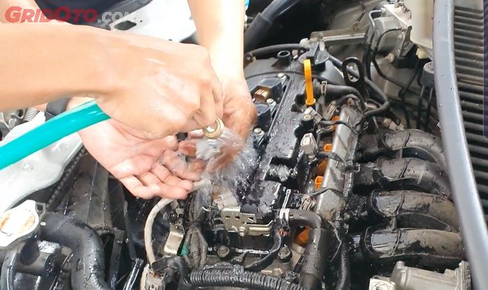 Mencuci mesin mobil dengan air mempunyai risiko air masuk ke jalur kelistrikan